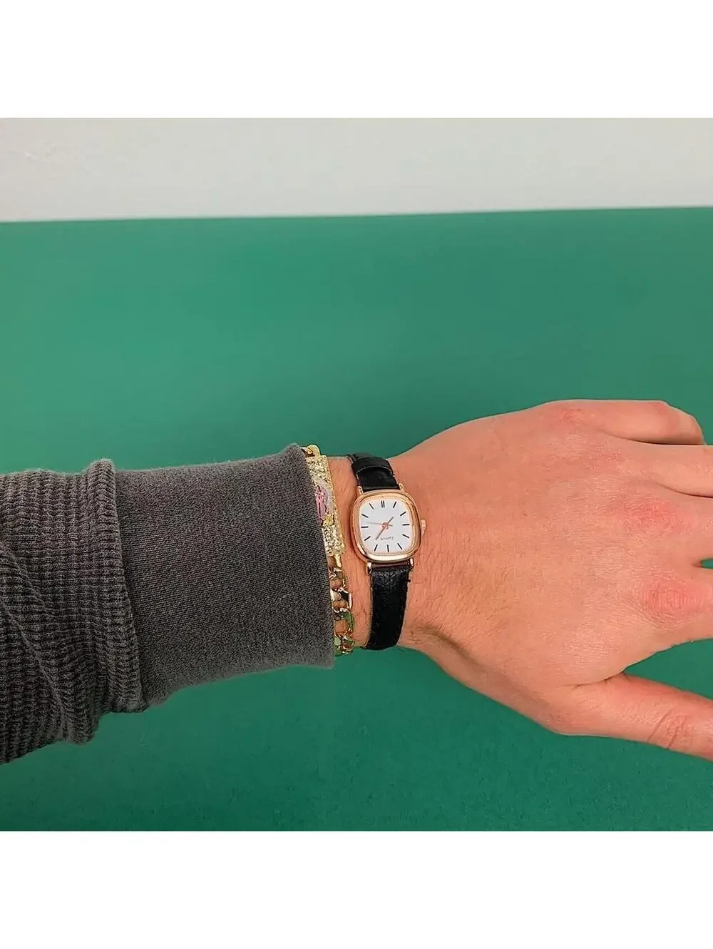 Essential Vintage Style Simple Black Watch. Works Well. Unisex. Magnet Band. $
